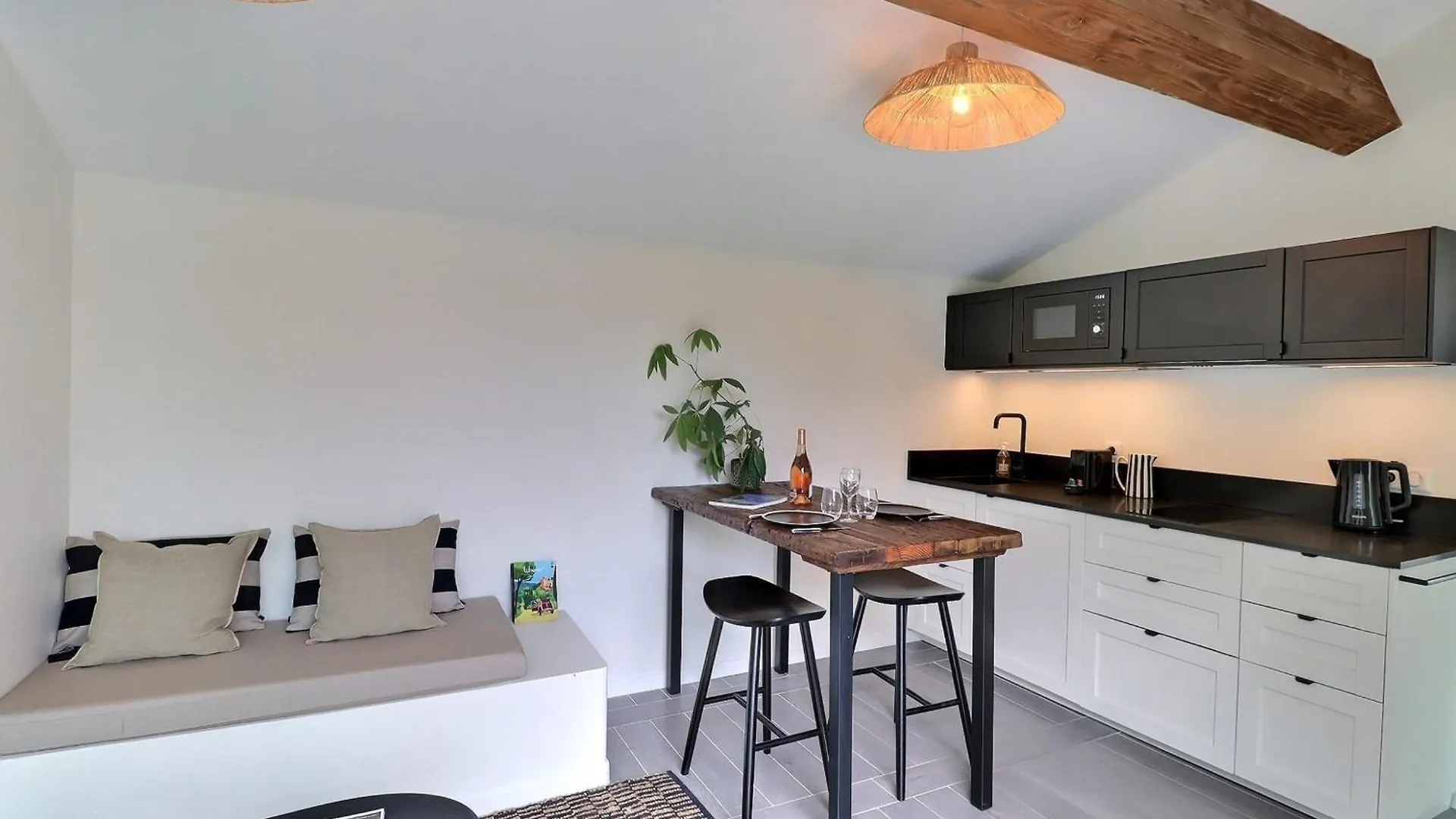 La Cabane Du Cap - 3 Stars - Parking - Terrace Aix-en-Provence 0*,  France
